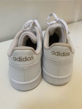 Adidas Women’s 7 White Casual Sneakers